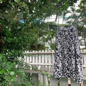 Forever 21 black and white flower tank top 🖤🤍